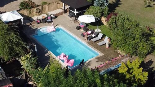 Gambar di galeri bagi Farmhouse Retreat with Hot Tub, Pool, Horses, Games Room, Free Car Park, Only 45 min from Oxford Circus di Stapleford Tawney