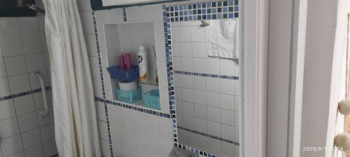 a bathroom with a blue and white tiled wall at Ezeiza 3 departamento privado a 15 minutos del aeropuerto hasta 7 personas OPCIONAL TRANFER DESDE Y HACIA EL AEROPUERTO DE EZEIZA LAS 24 HORAS pet friendly conexion con Aeroparque in Ezeiza