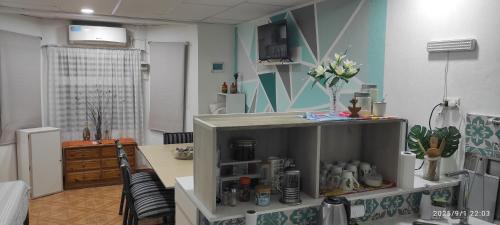 a living room with a kitchen with a counter and a room at Ezeiza 3 departamento privado a 15 minutos del aeropuerto hasta 7 personas OPCIONAL TRANFER DESDE Y HACIA EL AEROPUERTO DE EZEIZA LAS 24 HORAS pet friendly conexion con Aeroparque in Ezeiza