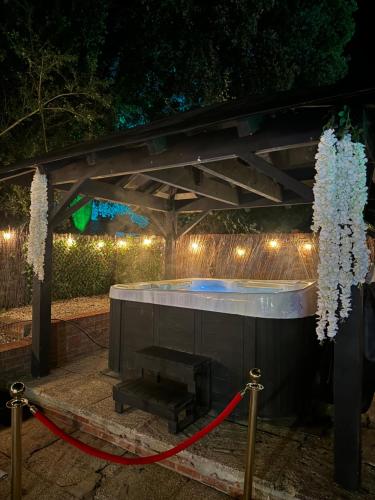 Gambar di galeri bagi Farmhouse Retreat with Hot Tub, Pool, Horses, Games Room, Free Car Park, Only 45 min from Oxford Circus di Stapleford Tawney