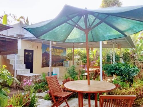 Κήπος έξω από το Jon's Paradise Villa and Resto