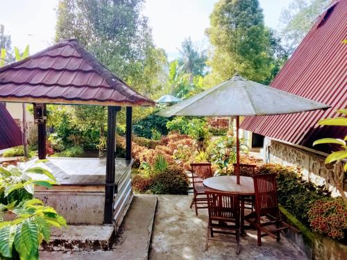 Κήπος έξω από το Jon's Paradise Villa and Resto