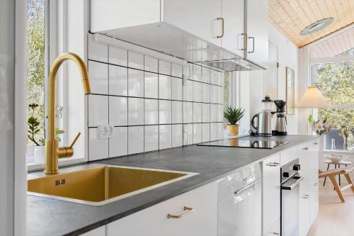 een keuken met een gele wastafel en een aanrecht bij 1502-Aakirkeby-Malurtvej-7 in Vester Sømarken