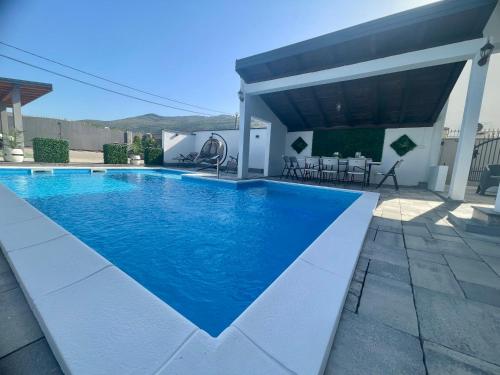 Bazén v ubytování Luxury Villa Euphoria nebo v jeho okolí