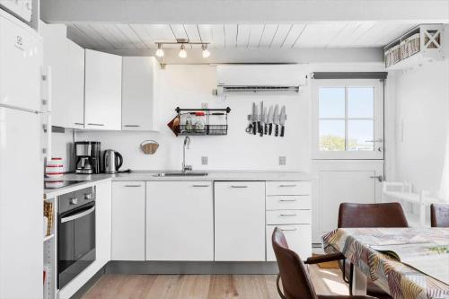 Η κουζίνα ή μικρή κουζίνα στο 4715-Ronne-Redningsvejen-3