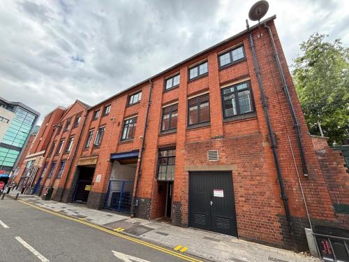a red brick building on the side of a street at New City Centre Flat No 1 2 Bedrooms Free Parking in Leicester