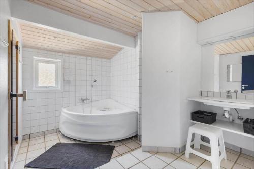 Koupelna v ubytování 2637-Nexo-Fjaelstaunijn-8