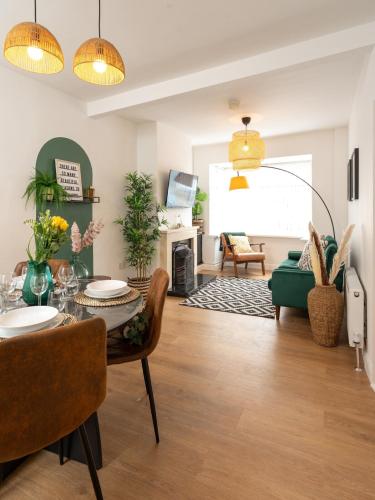 a living room with a table and a couch at Amica Rose in Belfast