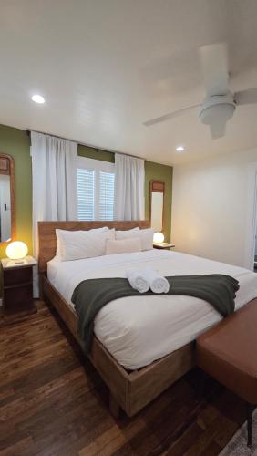 ein Schlafzimmer mit einem großen Bett mit zwei Handtüchern darauf in der Unterkunft Oak and Agave House - Downtown New Braunfels Retreat in New Braunfels