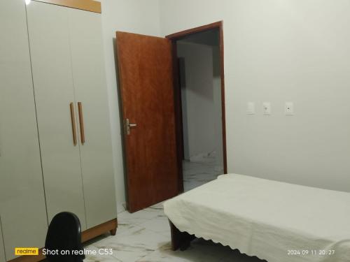 Ένα ή περισσότερα κρεβάτια σε δωμάτιο στο Casa Amarela-Quartos