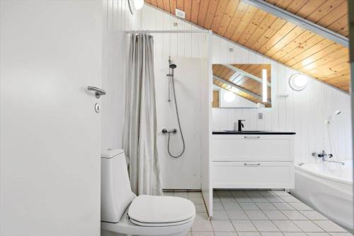 ein weißes Badezimmer mit Toilette und Waschbecken in der Unterkunft 1412 Aakirkeby - Boesparken 12 in Vester Sømarken