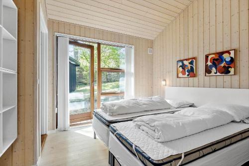 due letti in una stanza con finestra di 6662-Allinge-Tejnvej-65 ad Allinge