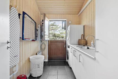 un bagno con lavandino, WC e finestra di 6662-Allinge-Tejnvej-65 ad Allinge