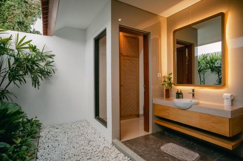 Ένα μπάνιο στο Avura Villa Munggu