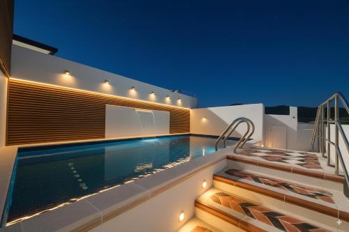 - une piscine sur le côté de la maison la nuit dans l'établissement Hotel Wiky House, antes la casona de Wiky, à Guaduas
