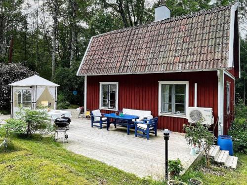 4 person holiday home in KARLSBORGにある庭