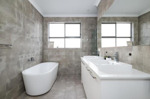 Ένα μπάνιο στο Modern house 2 story 4brs 3bath