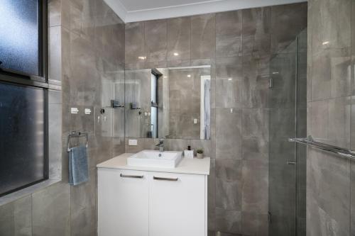 Ένα μπάνιο στο Modern house 2 story 4brs 3bath