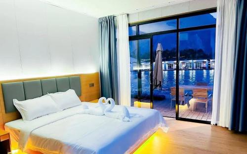 una camera da letto con un letto con due cigni sopra di Romantic Resort MuangFuang a Muang Fuang