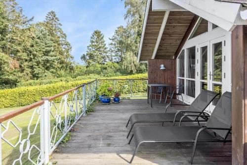 a deck with chairs and a table on a house at FY187-Asperup-Bogevangsvej-1 in Asperup