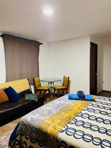 une chambre avec un lit, une table et des chaises dans l'établissement Cabañas by Taos, à Rivadavia