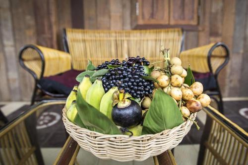 een mand gevuld met groenten en fruit op een tafel bij Angkor Rural lodge 