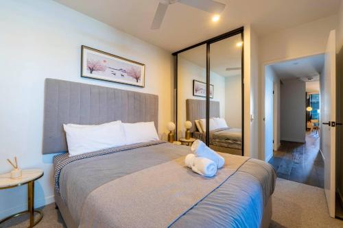 une chambre avec un lit avec un animal en peluche dessus dans l'établissement The Valley Edit | Designer Stay, Carpark + Pool, à Brisbane