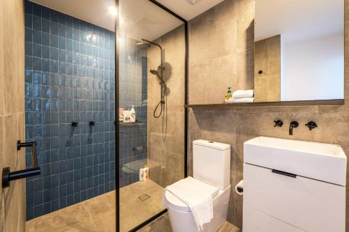 une salle de bain avec toilettes et douche dans l'établissement The Valley Edit | Designer Stay, Carpark + Pool, à Brisbane