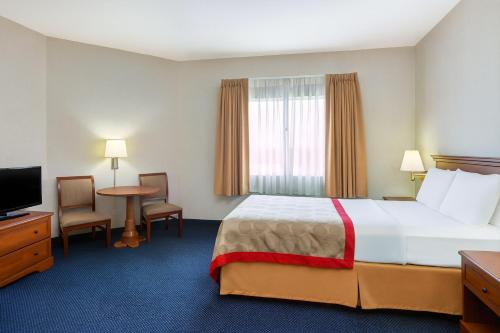 Postel nebo postele na pokoji v ubytování Ramada by Wyndham Hawthorne/LAX
