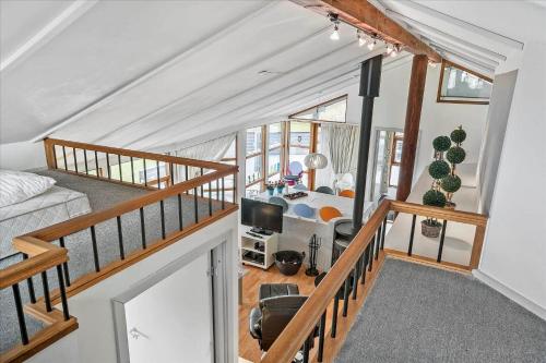 una sala de estar con una cama y una habitación con una cama cuadrada en FY231-Otterup-Strandparken-71, en Otterup