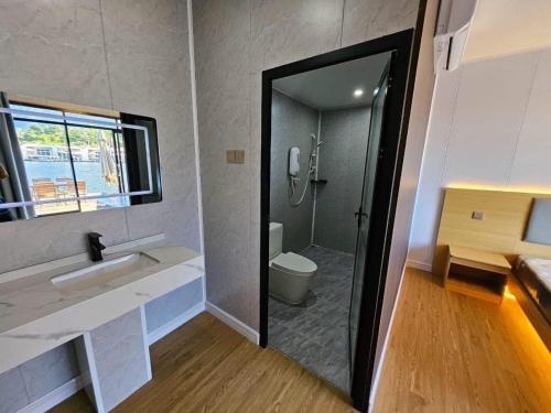 un bagno con doccia, WC e lavandino di Romantic Resort MuangFuang a Muang Fuang