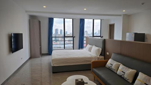 Una cama o camas en una habitación de TK GARDEN SUITEs