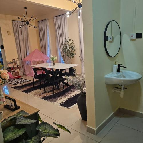 una stanza con un tavolo e un lavandino e una sala da pranzo di Skybird Homestay Desaru - Gated Guarded Community a Bandar Penawar