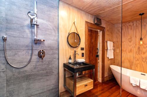 ein Badezimmer mit Dusche, Badewanne und Waschbecken in der Unterkunft Stargazers Luxury Retreat in Lake Tekapo