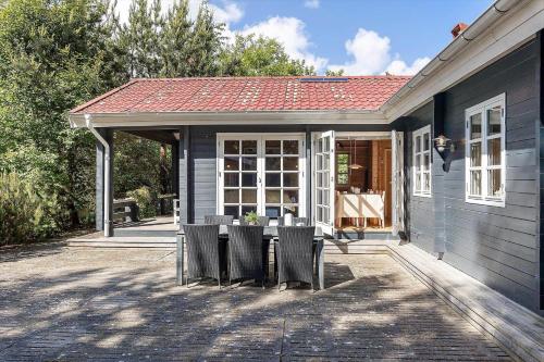 a patio with a table and chairs on a house at LF16183-Logstor-Monasvej-1 in Løgstør