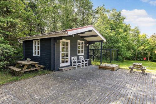 a small shed with a picnic table and a picnic table at LF16183-Logstor-Monasvej-1 in Løgstør