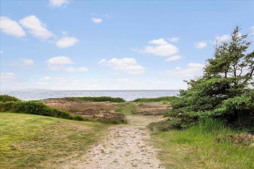 a dirt path leading to the ocean on a beach at LF16183-Logstor-Monasvej-1 in Løgstør