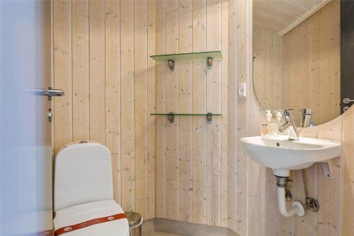 a bathroom with a toilet and a sink at LF550-Vestervig-Ingersvej-20 in Vestervig