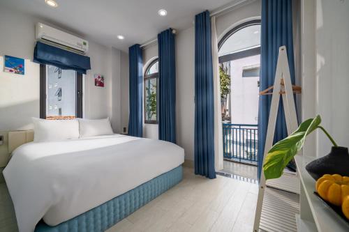 Un dormitorio con una cama grande y una ventana. en La Holly Home, en Hue