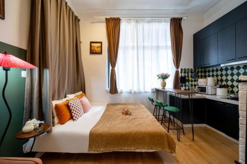 上海市にあるShanghai Hills& Well-time Nanyang Charm BnB close to West Nanjing Rd and line 2 Jing'an Templeのベッドルーム1室(ベッド1台、デスク付)、キッチン