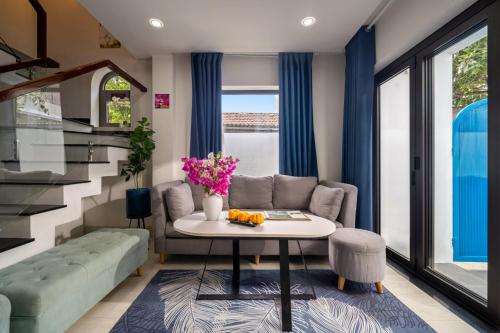 una sala de estar con un sofá y una mesa en La Holly Home, en Hue