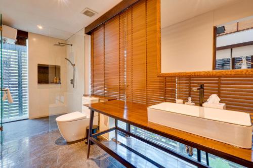 Ένα μπάνιο στο Luxury 4BR Villa Pasisi 12 Canggu