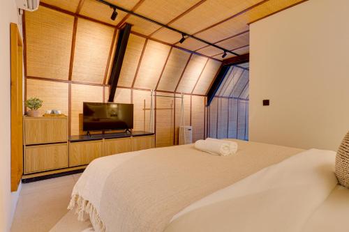 Ένα ή περισσότερα κρεβάτια σε δωμάτιο στο Luxury 4BR Villa Pasisi 12 Canggu
