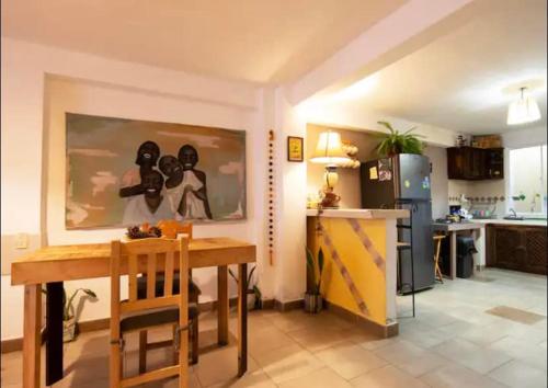 une cuisine avec une table et une salle à manger dans l'établissement La Casita de Arte, à San Cristóbal de Las Casas