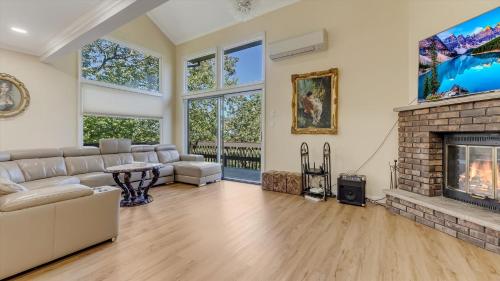a living room with a couch and a fireplace at Cozy Modern Camelback House in Tannersville