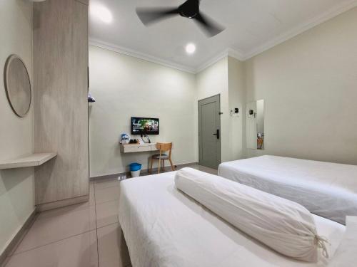Una cama o camas en una habitación de Villa Dracaena Melaka With Swimming Pool, Hill View and 20 minutes to Town