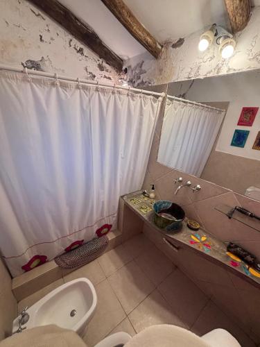 a dirty bathroom with a toilet and a sink at Casa de campo La Apacheta in Lules