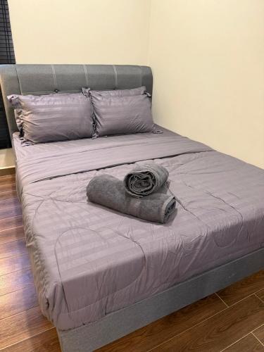 een bed met een deken erop bij Ariyanie Roomstay 2 in Kuala Terengganu