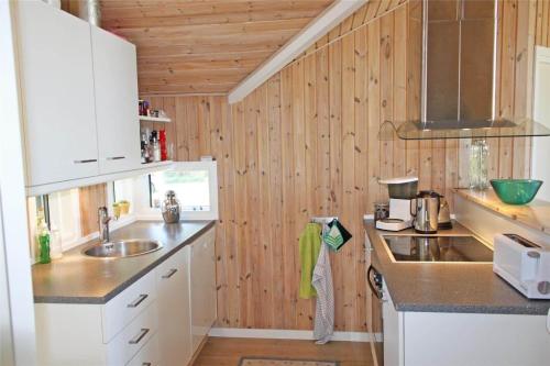 Kuchyň nebo kuchyňský kout v ubytování LF15018-Skals-Lynderup-Strand-4