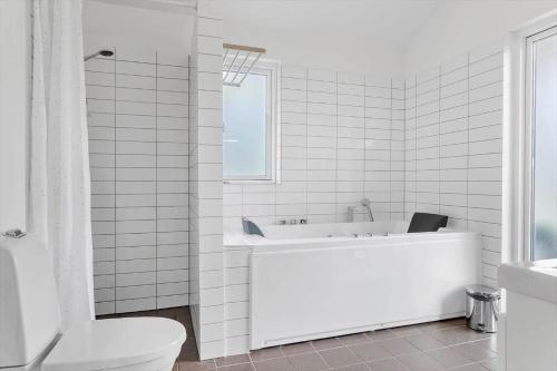 un bagno bianco con vasca e WC di LF338-Vestervig-Gunhildsvej-38 a Vestervig